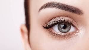 Can You Wear Contacts with Eyelash Extensions?